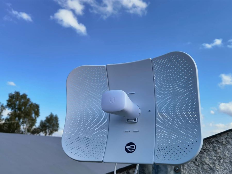 Antenna ElettroNet per la connessione FWA installata su un tetto