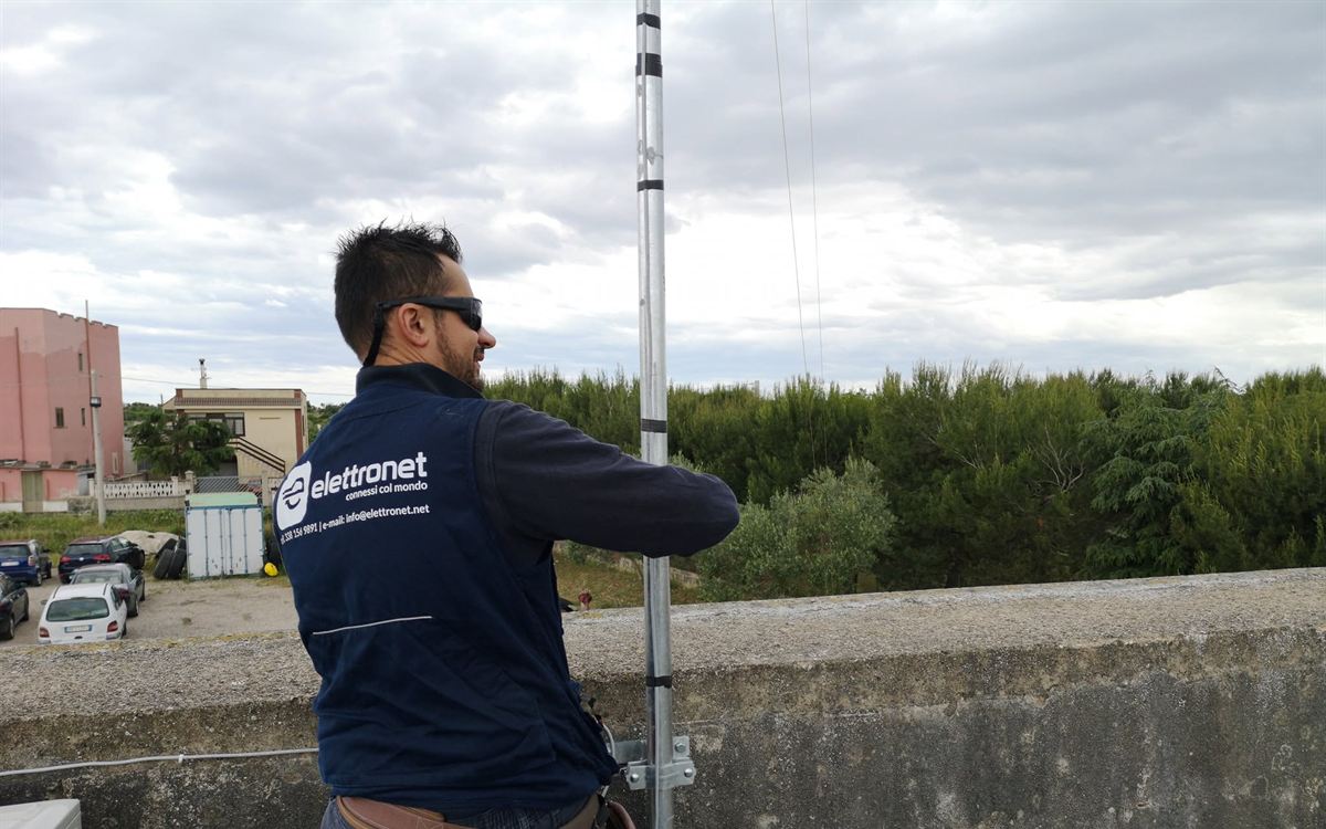 Tecnico ElettroNet al lavoro su un tetto durante un'installazione