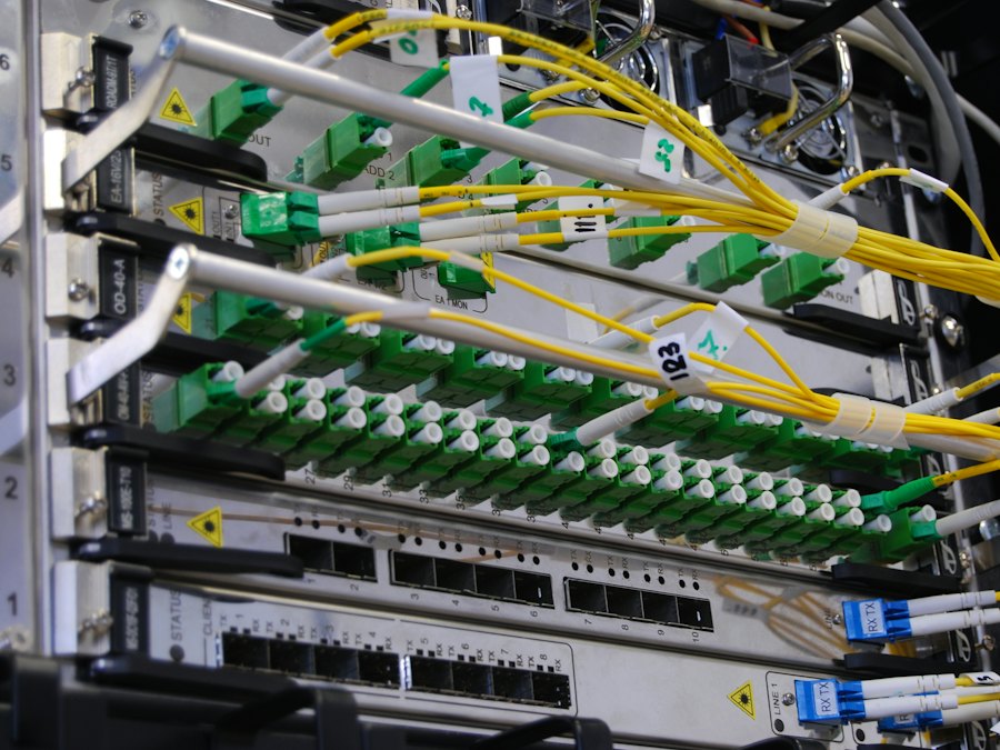 Armadio di rete con cavi in fibra ottica